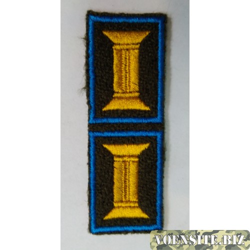 Знак принадлежности к офицерскому званию оливковый желтый с голубым кантом 