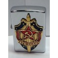 Зажигалка бензиновая с сувенирным жетоном щит Почетный сотрудник КГБ СССР